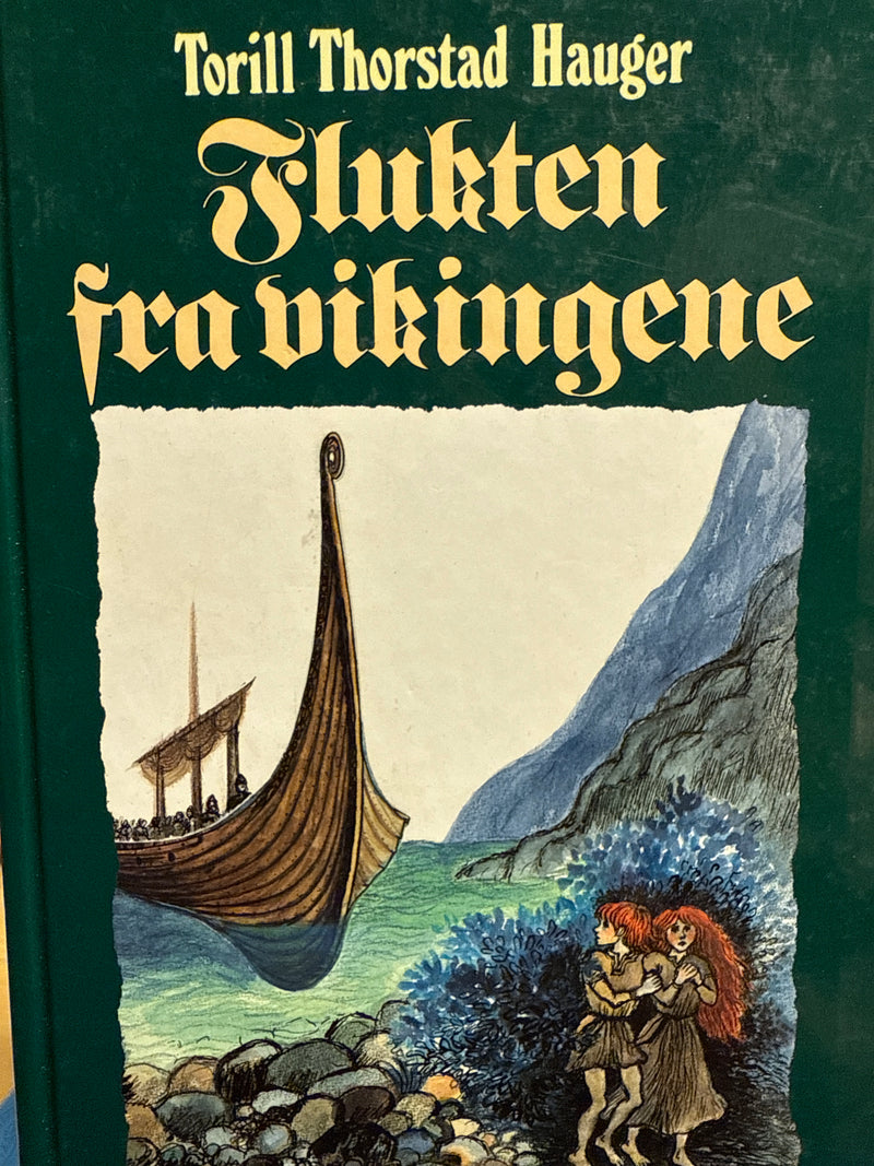 Bilde av innbundet Romaner junior boka "Flukten fra vikingene" utgitt av Gyldendal Norsk Forlag AS, med bokomslag og tittel.