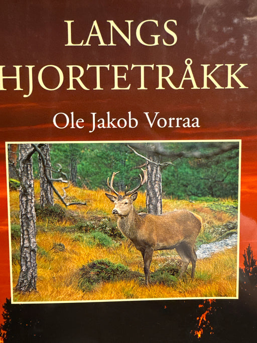 Langs hjortetråkk (Innbundet) - Bokia.no