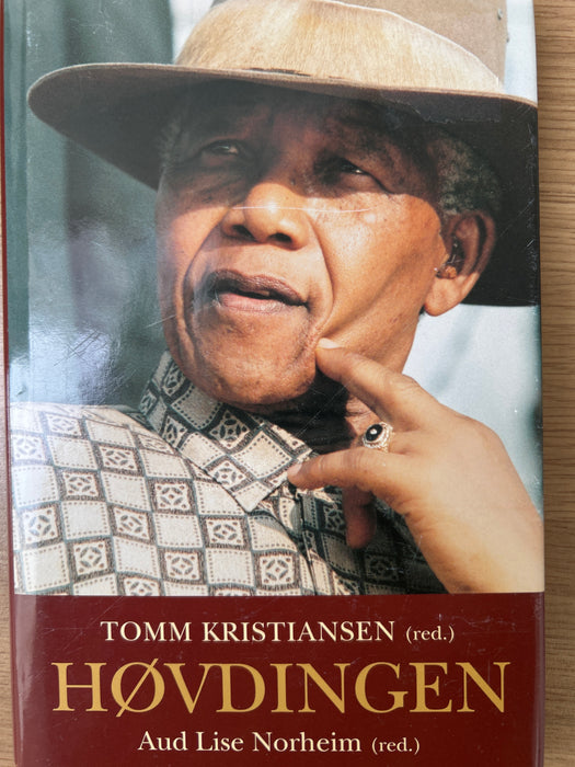 Høvdingen (Innbundet) - Bokia.no