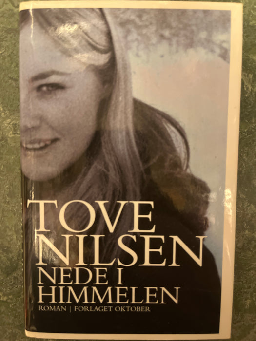 Nede i himmelen : roman - Bokia.no