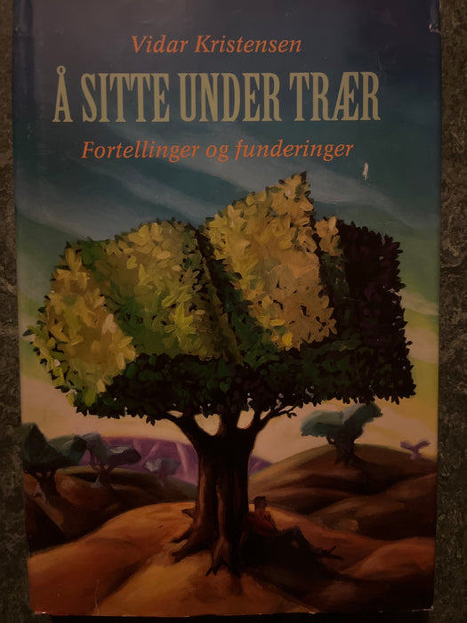 Å sitte under trær (Innbundet) - Bokia.no