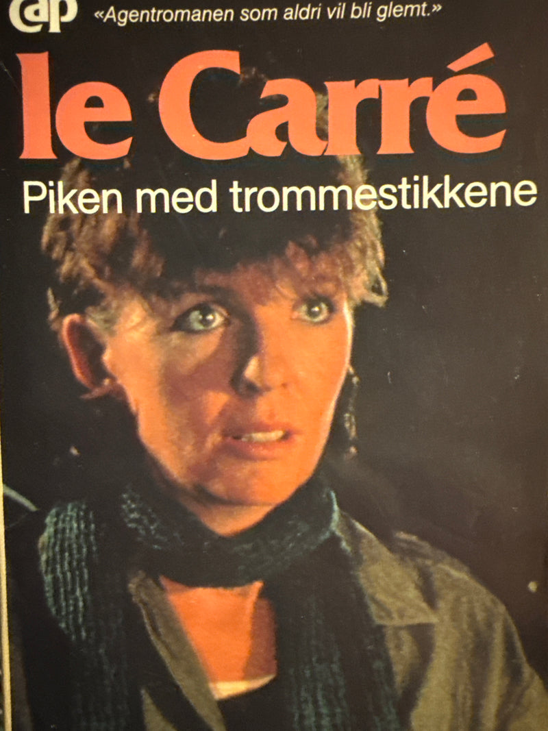 Piken med trommestikkene (Pocket) - Bokia.no