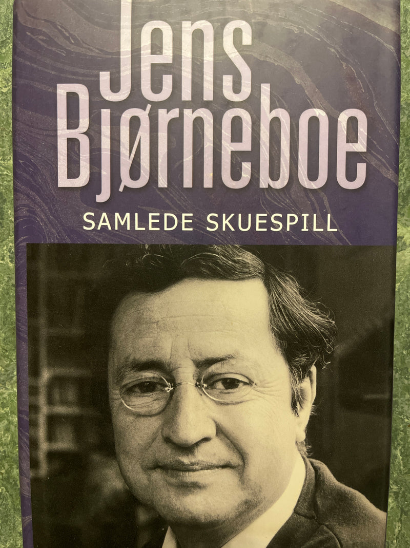 Innbundet bok av Jens Bjørneboe, "Samlede skuespill," med tittel og forfatter på forsiden, utsnitt av omslaget.