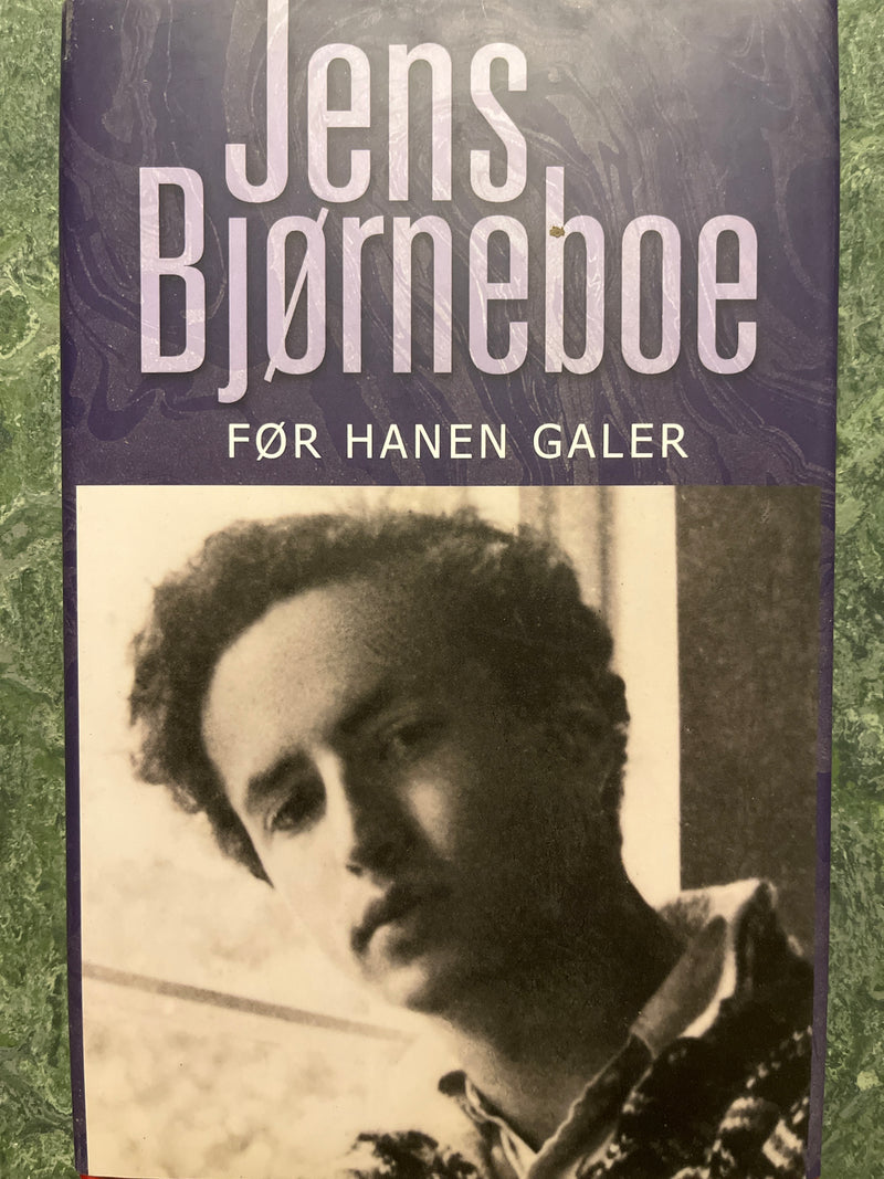 Innbundet bok av Jens Bjørneboe med tittelen "Før hanen galer" viser omslaget av hans samlede verker.
