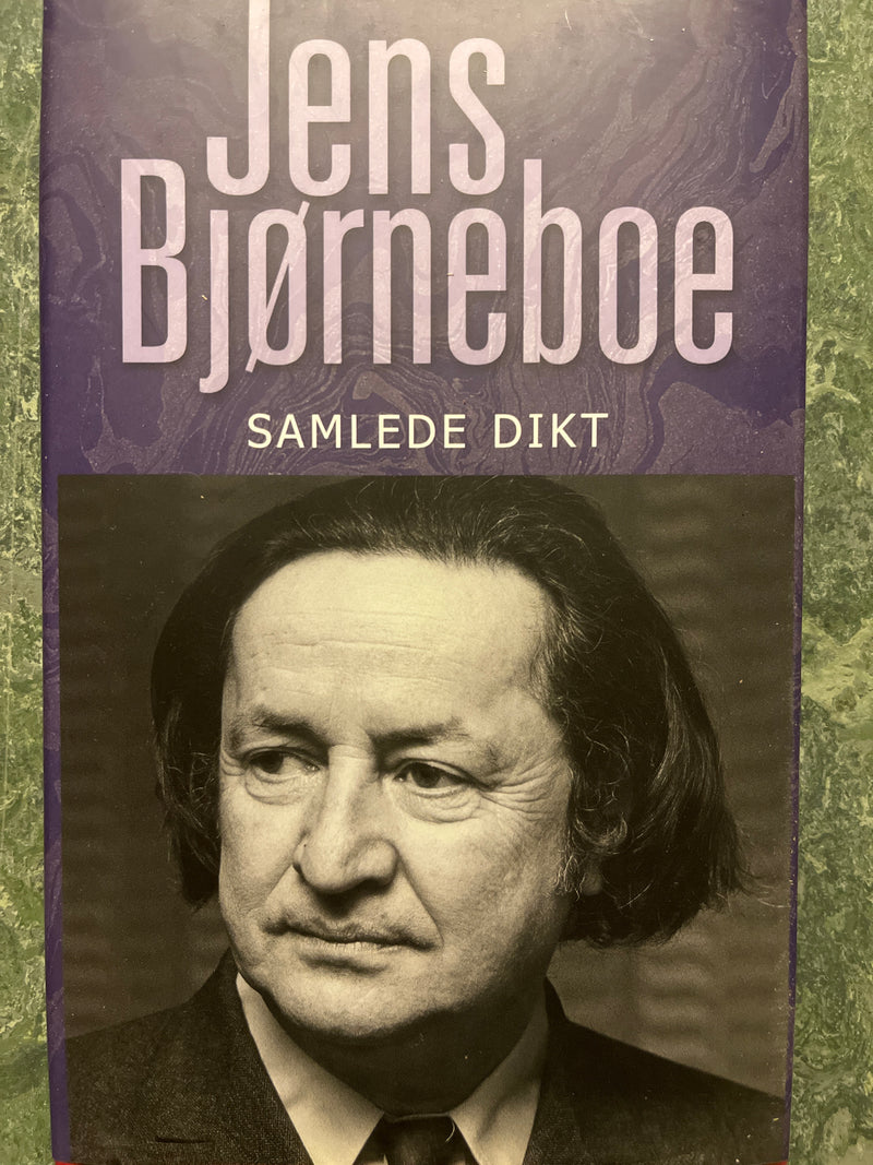 Innbundet bok med Jens Bjørneboes samlede dikt, en samling av hans verker i hardcover, vist åpen med tekstsider.
