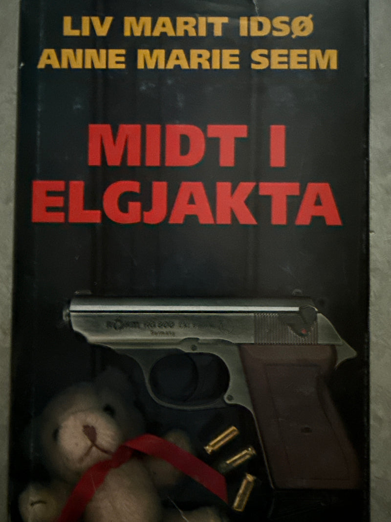Midt i elgjakta (Innbundet) - Bokia.no