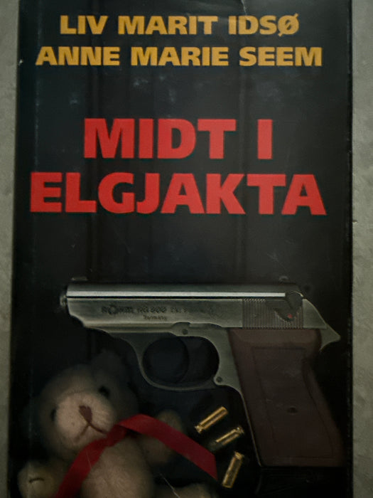 Midt i elgjakta (Innbundet) - Bokia.no