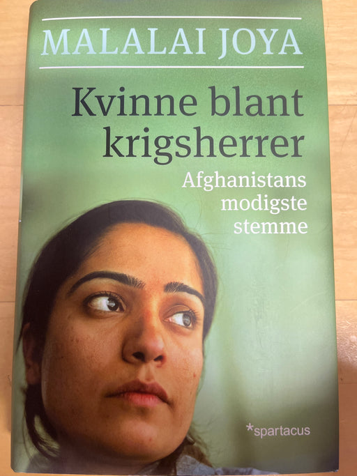 Kvinne blant krigsherrer - Bokia.no