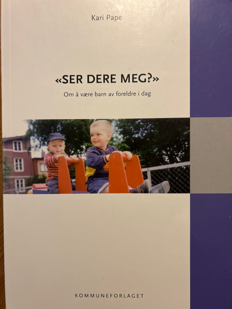 Bokomslag for "Ser dere meg?: om å være barn av foreldre i dag" av Kommuneforlaget, viser en illustrasjon av et barn og voksne.