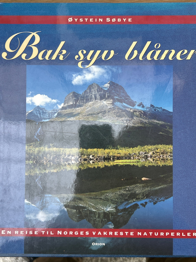 Bak syv blåner (Innbundet) - Bokia.no