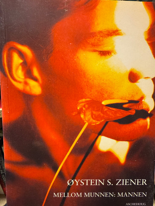 Mellom munnen: mannen (Pocket) - Bokia.no