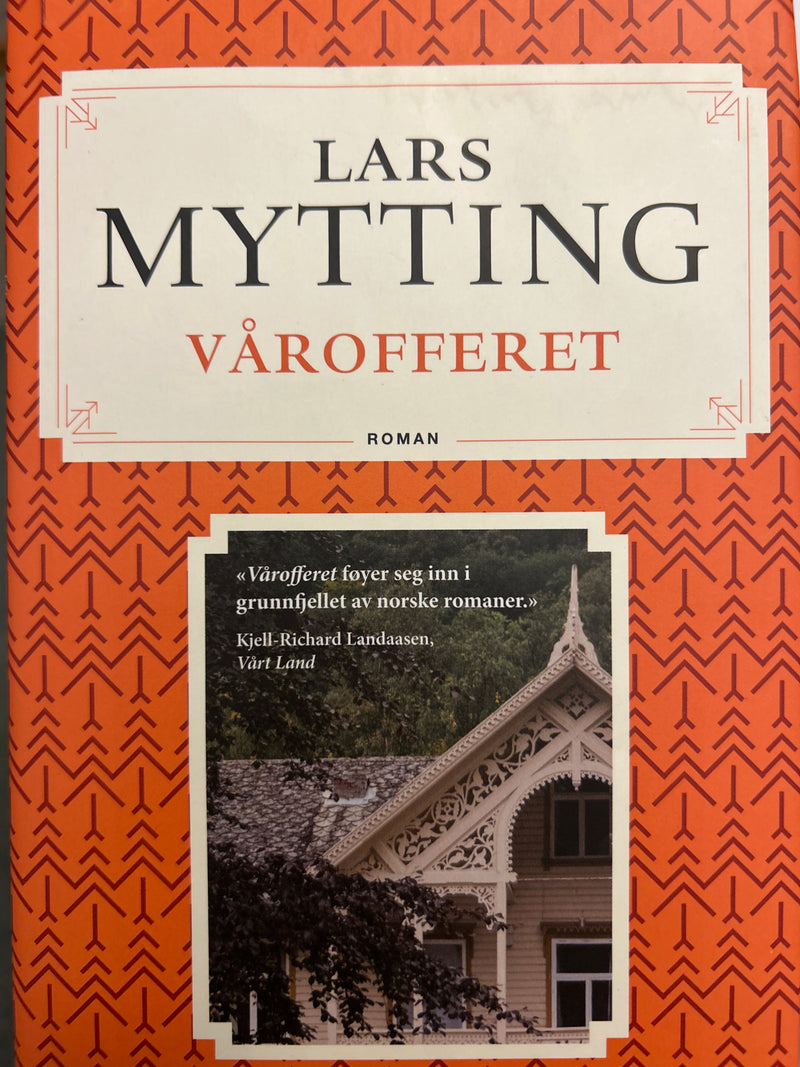 Innbundet roman "Vårofferet" av Gyldendal med omslagsillustrasjon som viser en dramatisk scene.