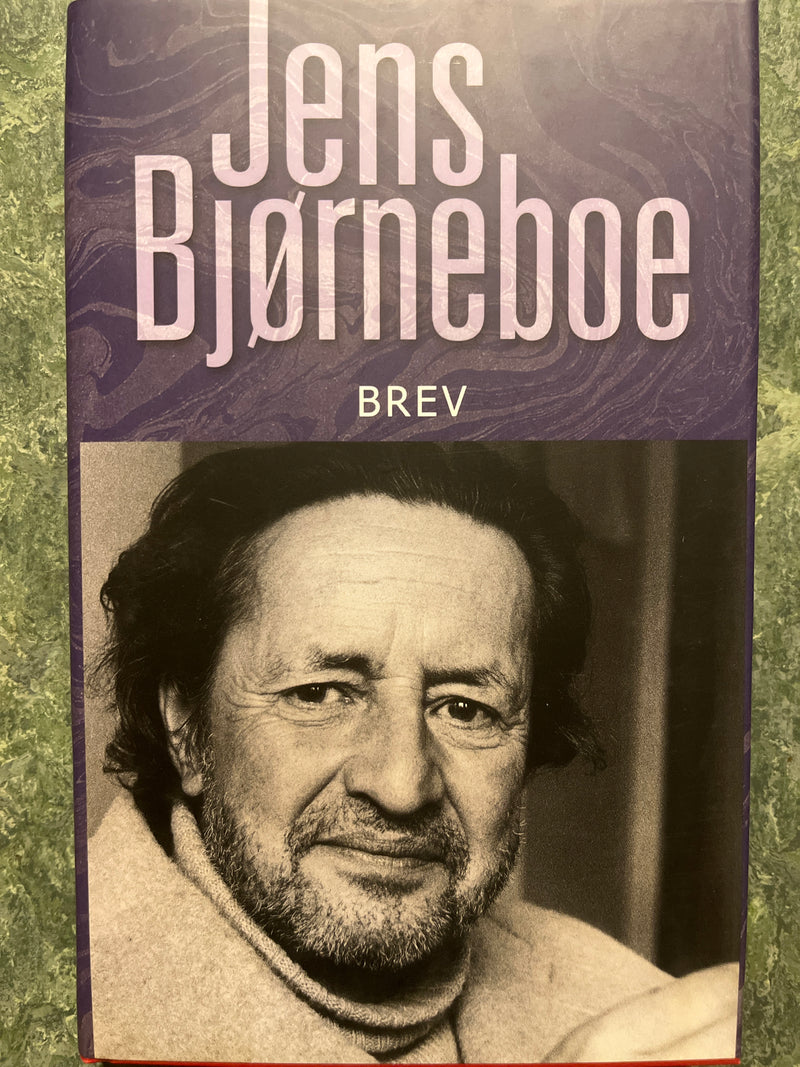 Innbundet bok av Jens Bjørneboe med hans samlede verker, vist med omslag og tittel på forsiden.