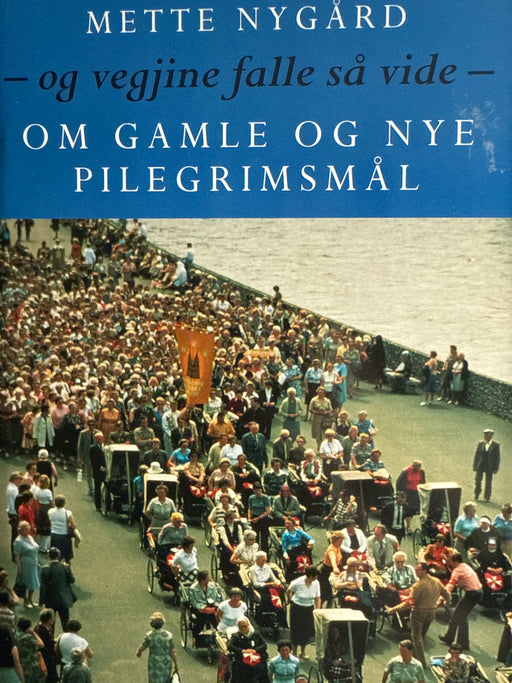 Og vegjine falle så vide (Innbundet) - Bokia.no