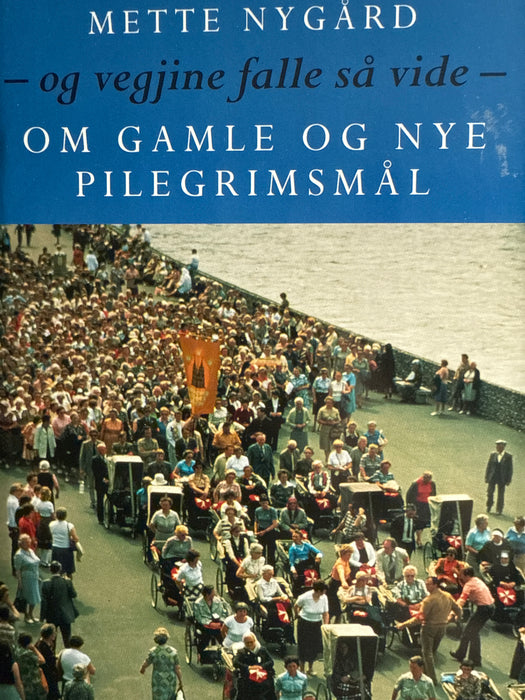 Og vegjine falle så vide (Innbundet) - Bokia.no