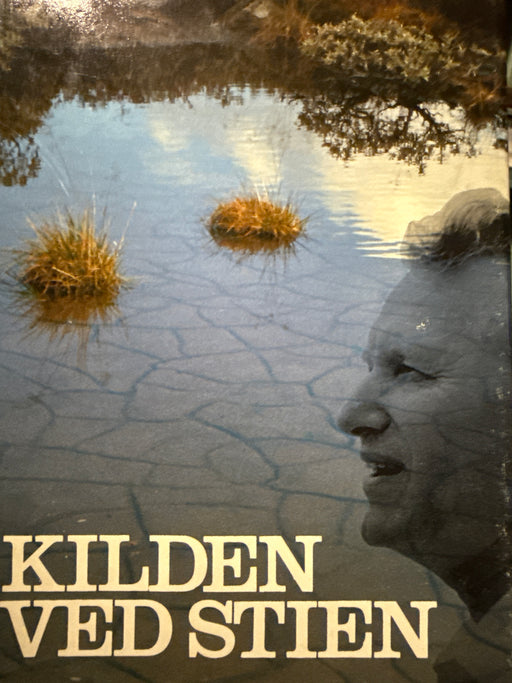 Kilden ved stien (Innbundet) - Bokia.no