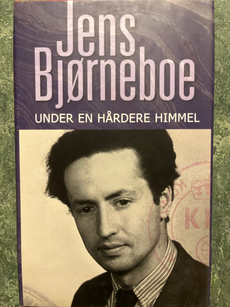 Innbundet bok med tittelen "Under en hårdere himmel" av Jens Bjørneboe, samlede verker, vist med åpen forside og sidetall