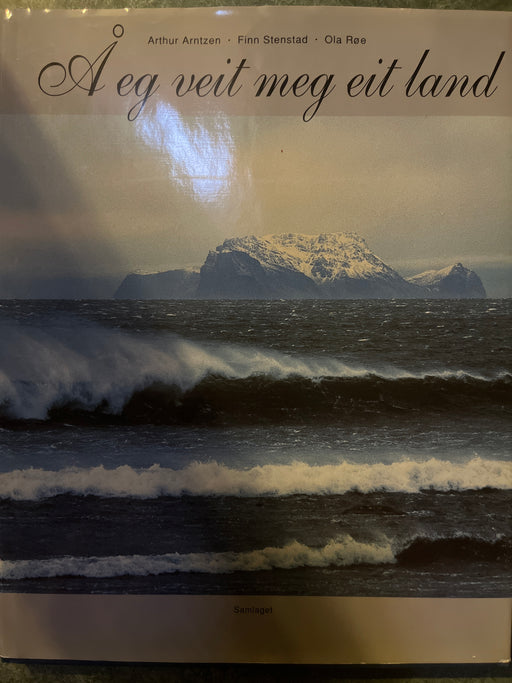 Å eg veit meg eit land: 40 år med humor og alvor (Innbundet) - Bokia.no