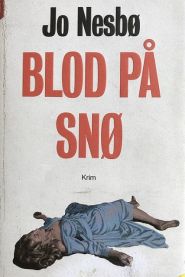 Bok med tittelen Blod på snø av Bokia.no, åpen side viser tekst og illustrasjoner, hvit bok med rødt og svart design