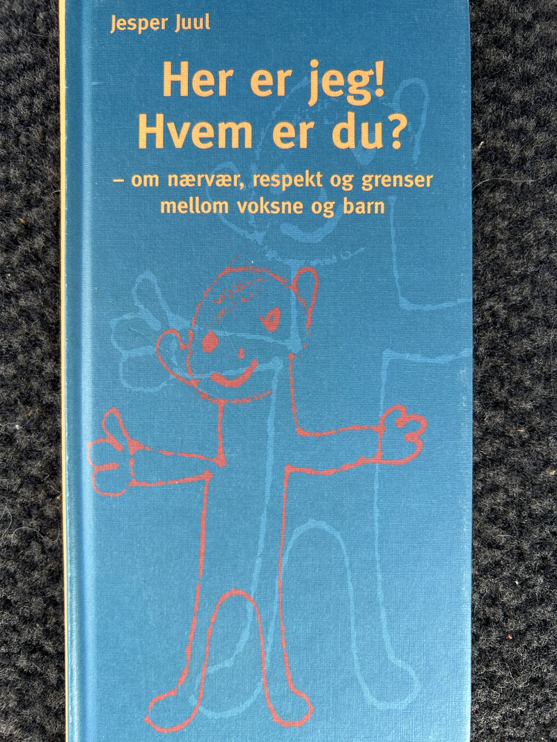 Bokomslag for "Her er jeg! Hvem er du?" om nærvær, respekt og grenser mellom voksne og barn, pedagogikk, Pedagogisk forum.