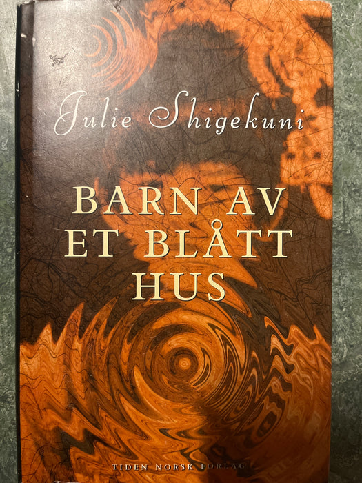 Barn av et blått hus (Innbundet) - Bokia.no