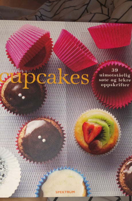 Cupcakes - 39 uimotståelige søte og lekre opp… 9788231601593  Brukte bøker