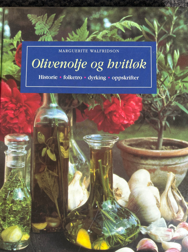 Bilde av en bok om olivenolje og hvitløk fra Gyldendal Norsk Forlag, med illustrasjoner av olivenolje og hvitløk på omslaget