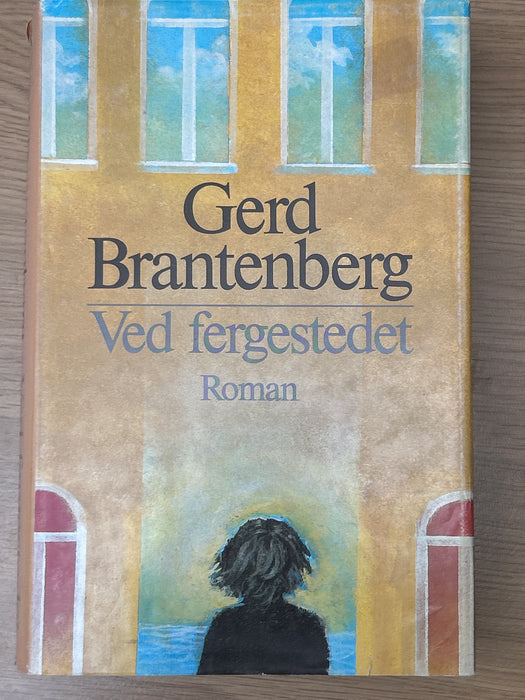 Ved fergestedet (Innbundet) - Bokia.no