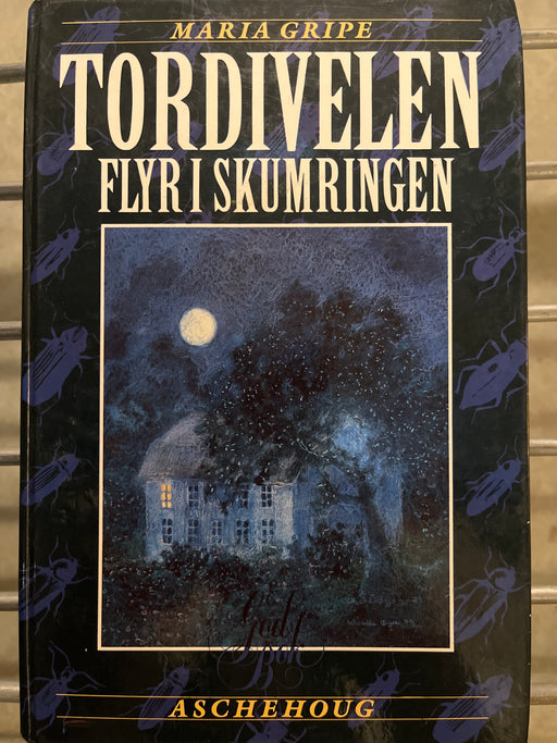 Tordivelen flyr i skumringen (Innbundet) - Bokia.no