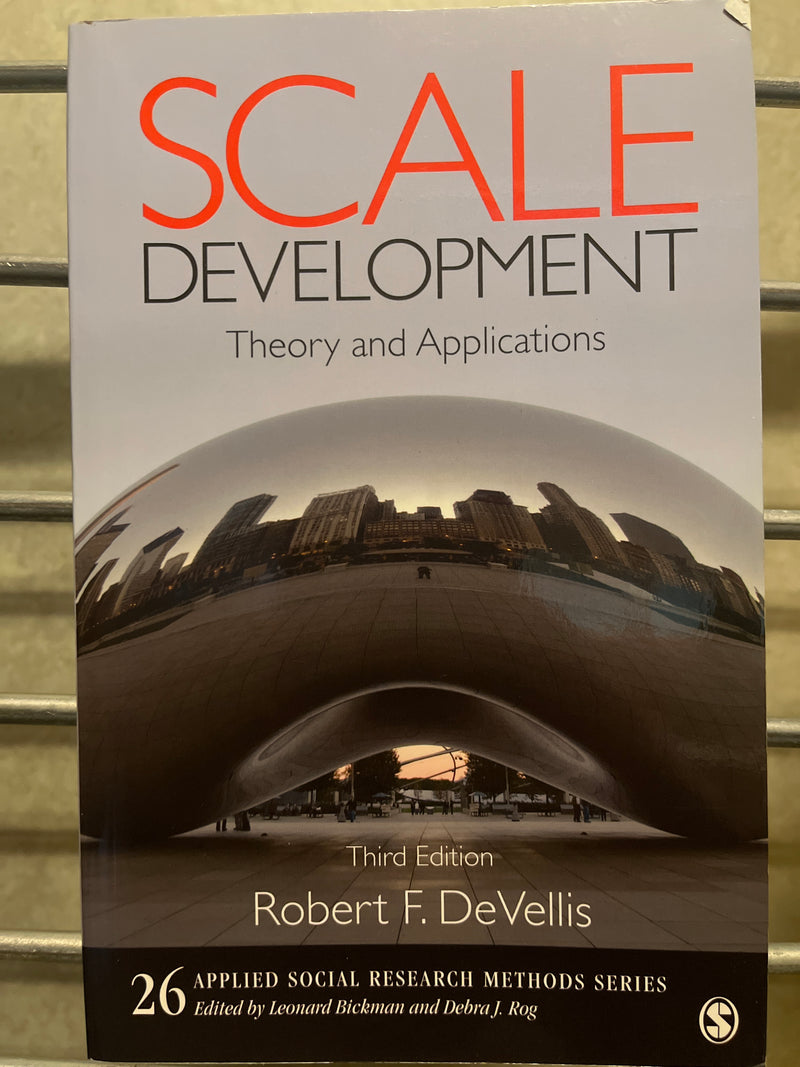 Bokomslag for "Scale Development: Theory and Applications" psykologi pocketbok utgitt av Sage Publications, viser bokens tittel og design.