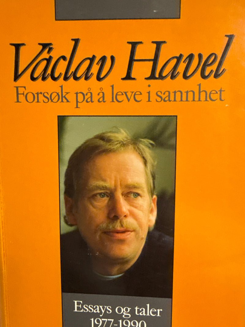 Bokomslag for "Forsøk på å leve i sannhet" av Gyldendal Norsk Forlag, kultur-, religion- og kunstbok i pocketformat