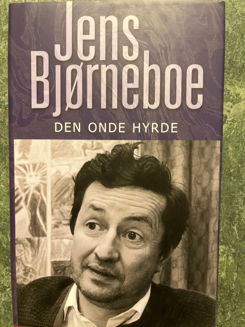 Innbundet bok av Jens Bjørneboe med tittelen "Den onde hyrde" fra samlede verker, vises med åpen rygg og sidemarger.