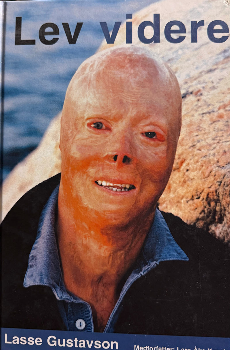 Bokomslag for "Lev videre" av Klartekst A/S, innbundet memoar og biografi, med tittel og forfatter på forsiden.