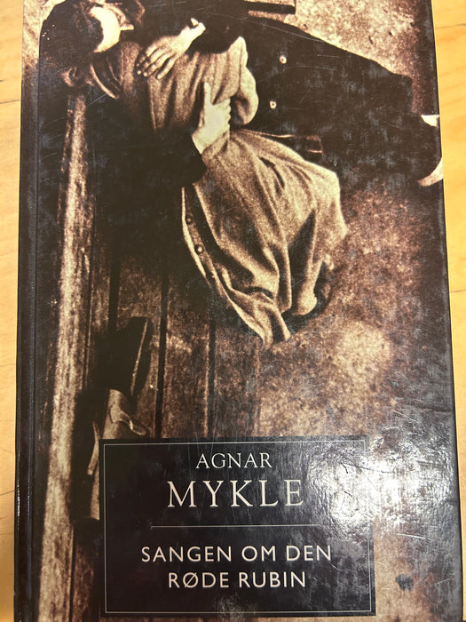 Sangen om den røde rubin (Innbundet) - Bokia.no