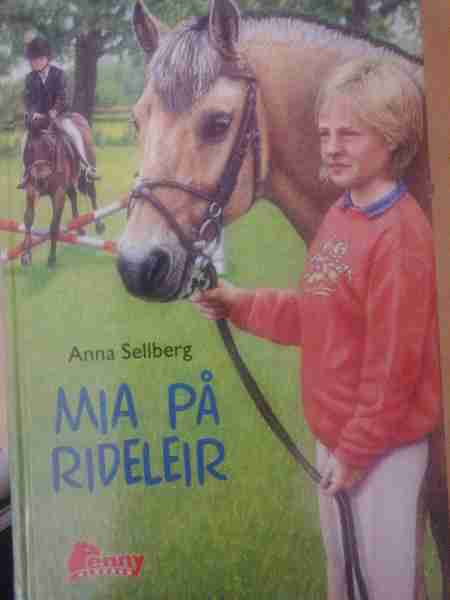 Mia rømmer (Innbundet) - Bokia.no