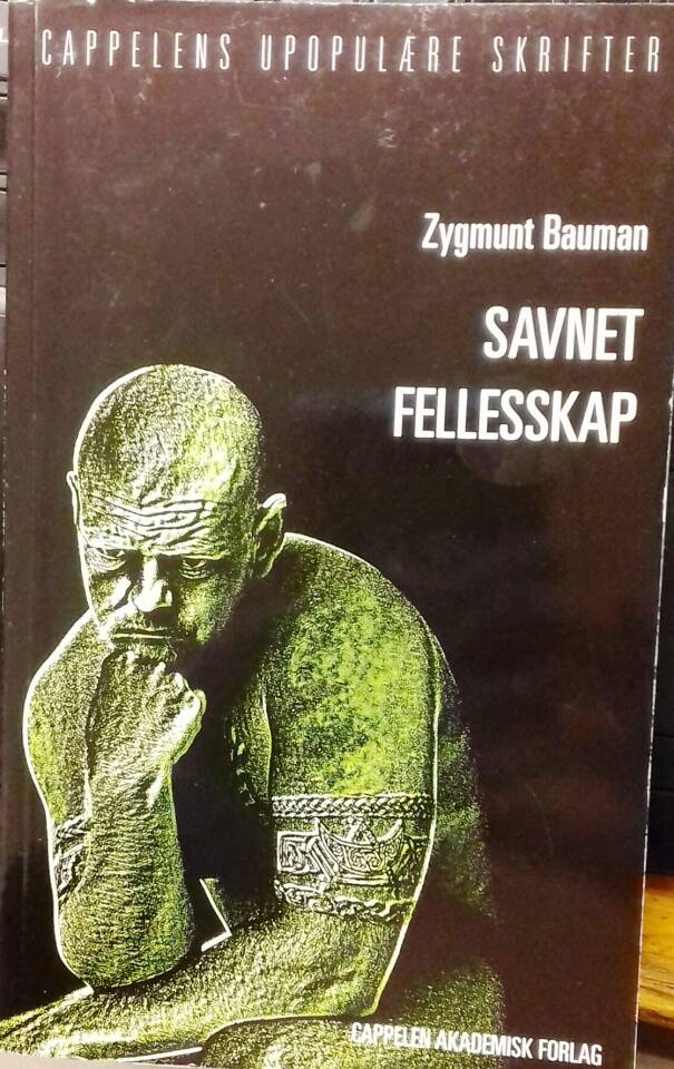 En åpen bok med tittelen "Savnet fellesskap" av Cappelen, plassert på et bord med en kaffekopp ved siden av.