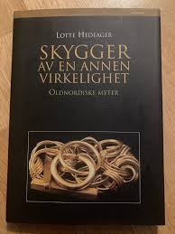 Innbundet bok med tittelen "Skygger av en annen virkelighet" om oldnordiske myter, utgitt av Pax, viser en mystisk skyggerav.