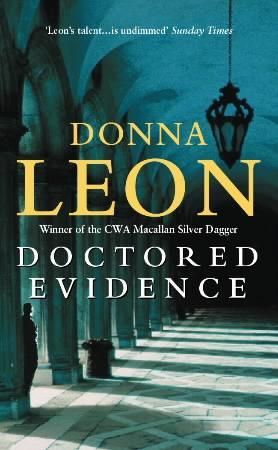 Doctored evidence 9780099446750 Donna Leon Brukte bøker