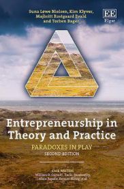 Entrepreneurship in Theory and Practice: Paradoxes in Play, Second Edition 9781785364471 Torben Bager Kim Klyver Brukte bøker