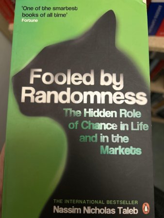 Bokomslag for "Fooled by Randomness" av Penguin, økonomi- og finansbok om tilfeldigheter i liv og markeder.