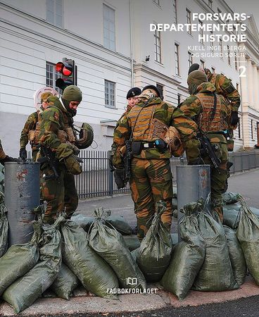 Forsvarsdepartementets historie 9788245017236 Sigurd Sørlie Kjell Inge Bjerga Brukte bøker