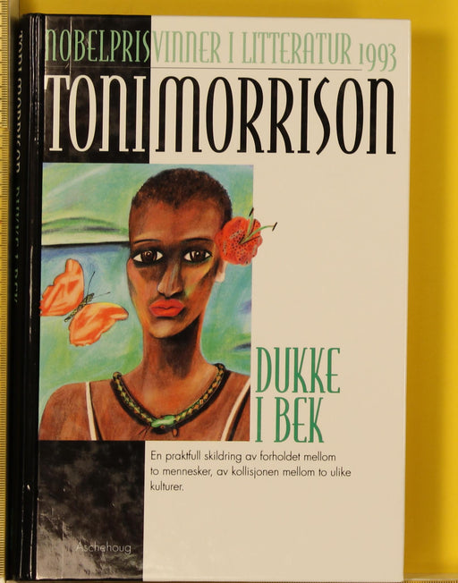 Dukke i bek (Innbundet) - Bokia.no