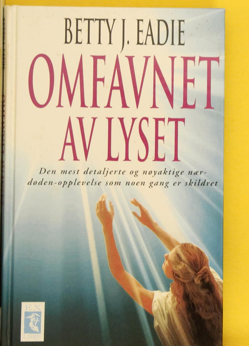 Omfavnet av lyset (Innbundet) - Bokia.no