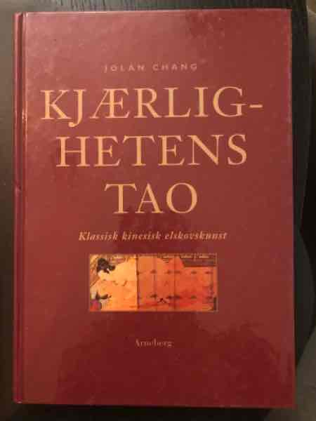 Bok om kjærlighetens tao, kinesisk elskovskunst, med tradisjonelle illustrasjoner og tekst om kjærlighetspraksis.