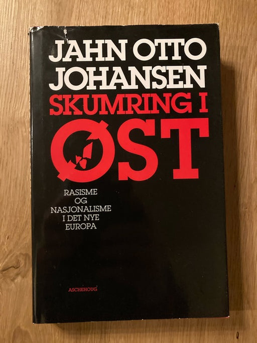 Skumring i øst (Innbundet) - Bokia.no