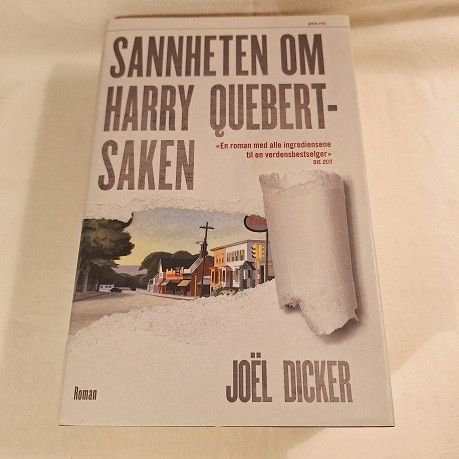 Bokcover av "Sannheten om Harry Quebert-saken" av Pax, med tittel og forfatter, i en bokillustrasjon.