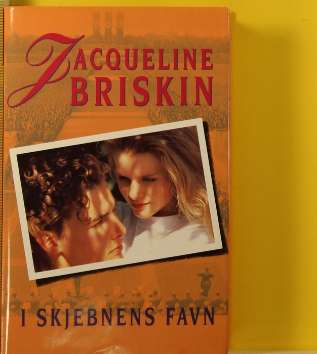 I skjebnens favn (Innbundet) - Bokia.no