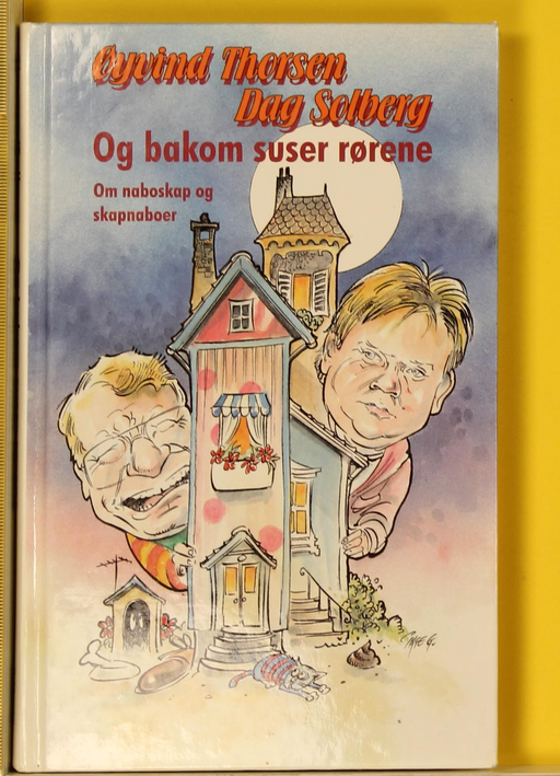 Og bakom suser rørene (Innbundet) - Bokia.no