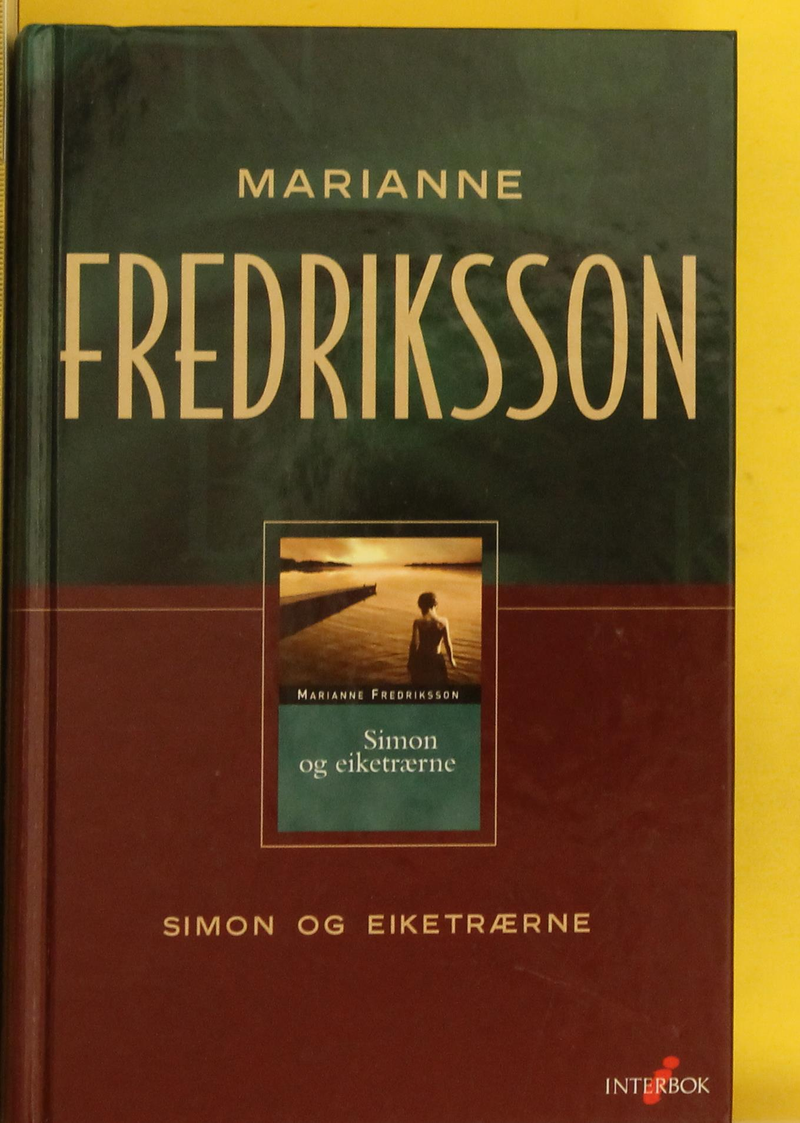 Innbundet romanbok med coverbilde av Simon og eiketrærne, skrevet av Cappelen Damm AS.
