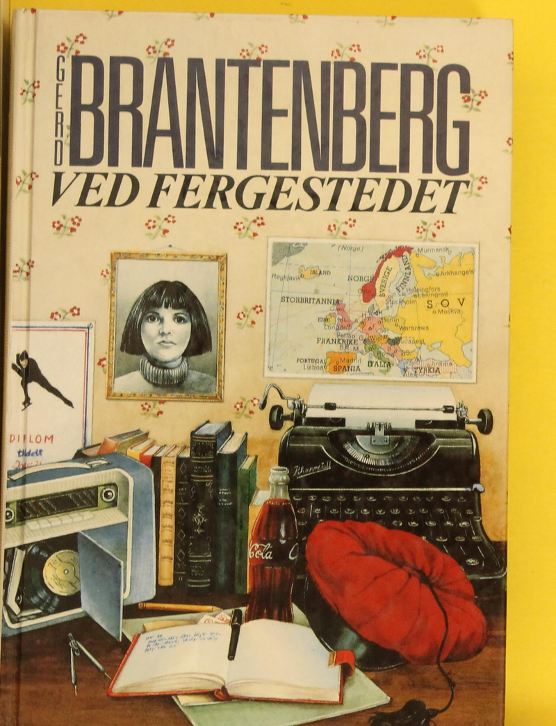 Ved fergestedet (Innbundet) - Bokia.no